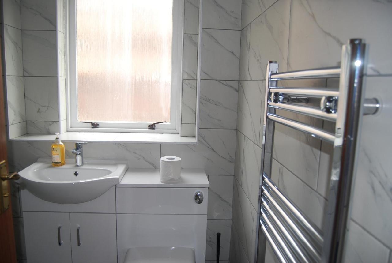 3 Bed Flat Close To And The Meadows Appartement
